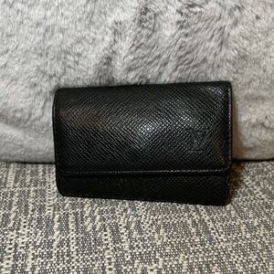 373. Louis Vuitton Taïga Leather Key Holder